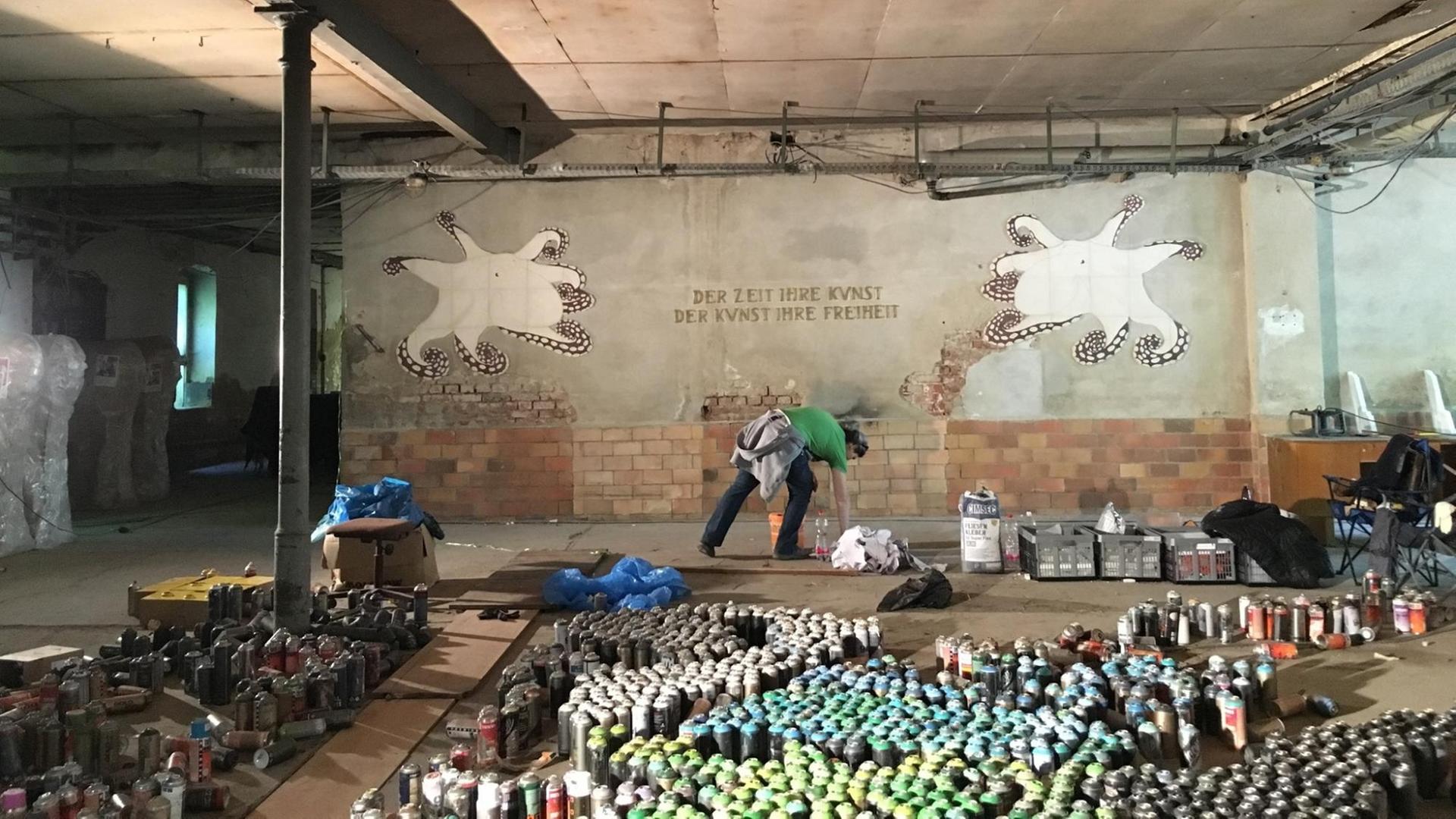 Künstler Paparazzi aus Zypern erstellt ein Mosaik aus leeren Spraydosen Künstler Paparazzi aus Zypern erstellt ein Mosaik aus leeren Spraydosen