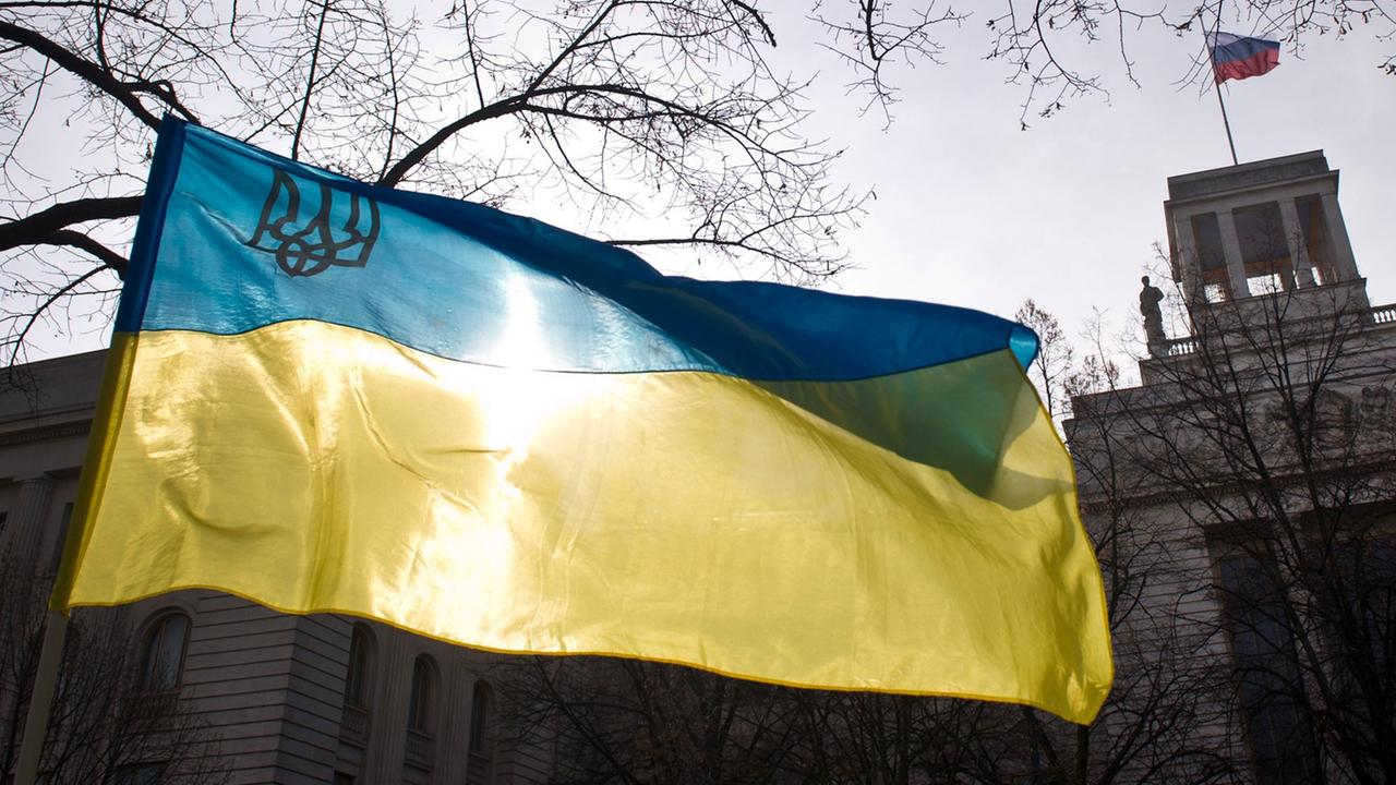 Die ukrainische Flagge ist am 03.03.2014 in Berlin am Rande einer Demonstration vor der russischen Botschaft zu sehen. Die ukrainische Flagge ist am 03.03.2014 in Berlin am Rande einer Demonstration vor der russischen Botschaft zu sehen.