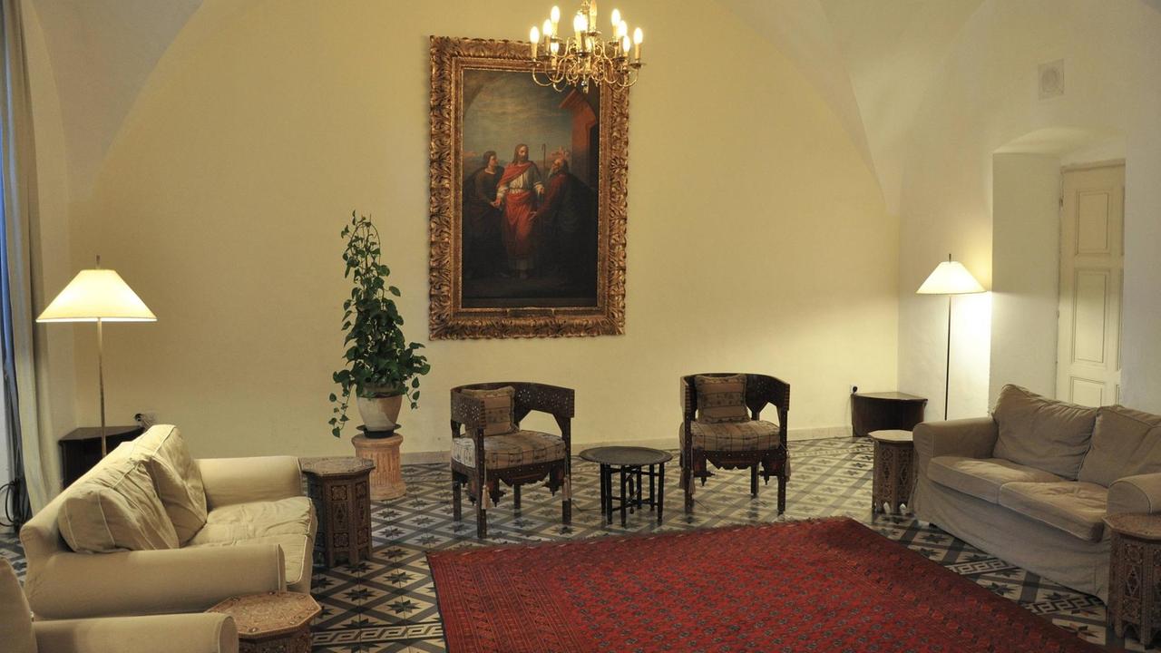 Foyer im Österreichischen Hospiz zur Heiligen Familie in Jerusalem. Eine Sitzecke mit alten Stühlen und Sofas. Foyer im Österreichischen Hospiz zur Heiligen Familie in Jerusalem. Eine Sitzecke mit alten Stühlen und Sofas.