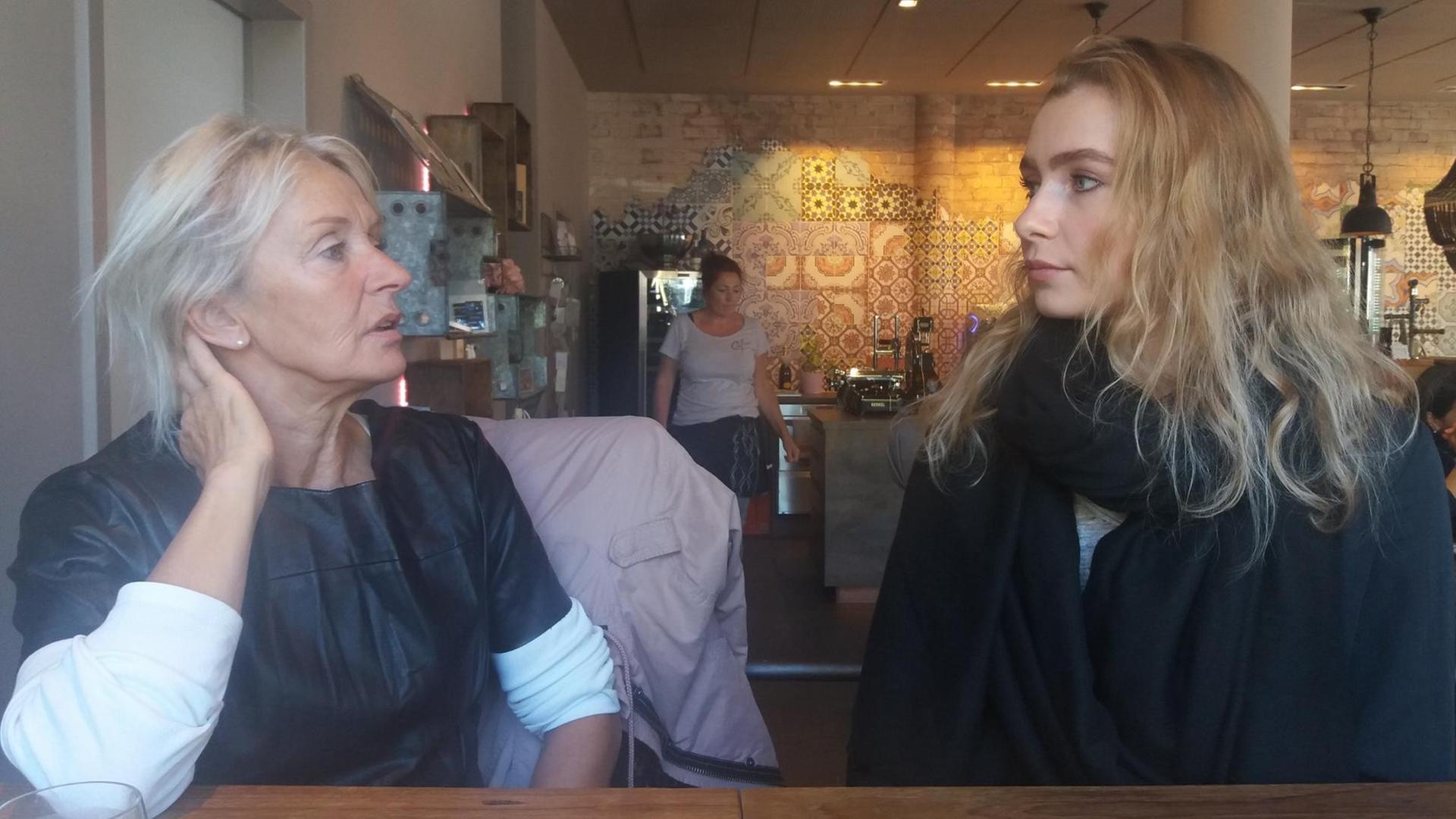 Gudrun und Lisa Weikert sitzen im Café. Gudrun und Lisa Weikert sitzen im Café.