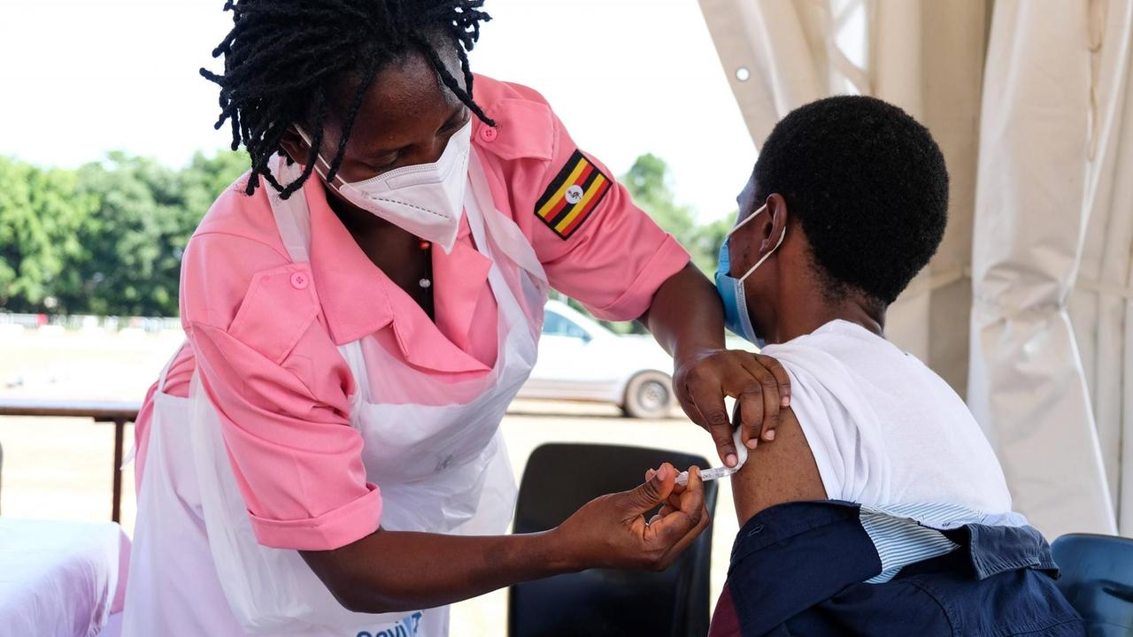 Das Foto zeigt eine Impfung in Kampala/Uganda im Juni 2021. Das Foto zeigt eine Impfung in Kampala/Uganda im Juni 2021.