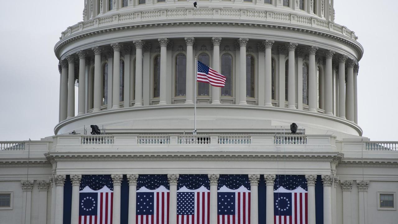 Vorbereitungen auf die Vereidigung des US-Präsidenten Donald Trump: Beflaggung am Kapitol Vorbereitungen auf die Vereidigung des US-Präsidenten Donald Trump: Beflaggung am Kapitol