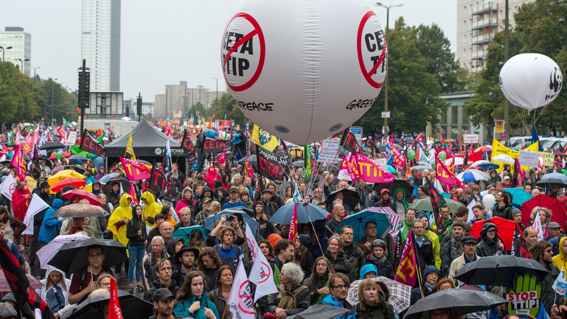 Tausende Menschen nehmen am 17.09.2016 an der Demonstration gegen die Handelsabkommen Ceta und TTIP in Berlin teil. Ein Bündnis aus Gewerkschaften und Sozialverbänden hat zu zeitgleichen Demonstrationen in sieben deutschen Städten aufgerufen. Foto: Monika Skolimowska/dpa | Verwendung weltweit Tausende Menschen nehmen am 17.09.2016 an der Demonstration gegen die Handelsabkommen Ceta und TTIP in Berlin teil. Ein Bündnis aus Gewerkschaften und Sozialverbänden hat zu zeitgleichen Demonstrationen in sieben deutschen Städten aufgerufen. Foto: Monika Skolimowska/dpa | Verwendung weltweit