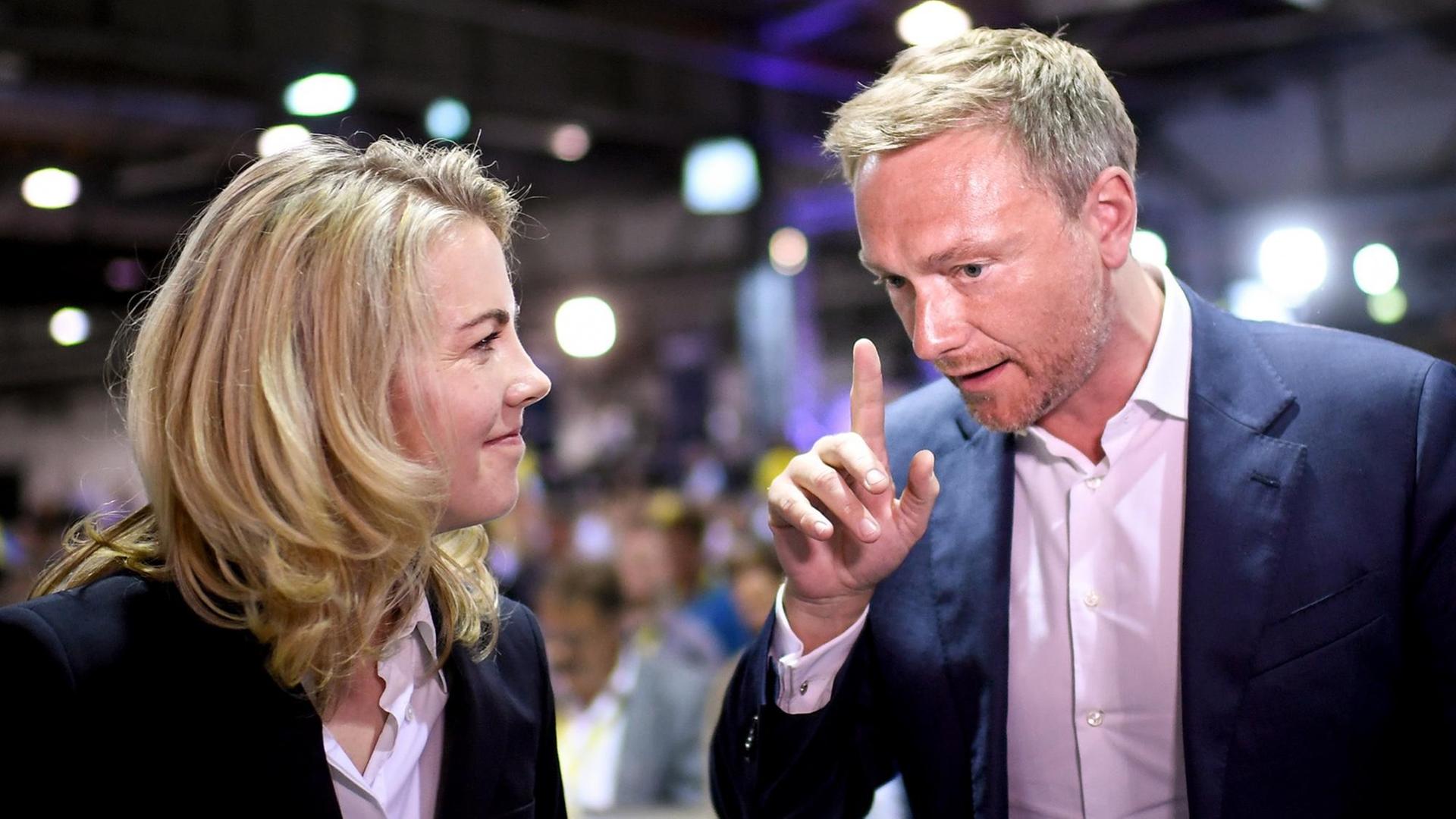 26.04.2019, Berlin: Linda Teuteberg, designierte FDP-Generalsekretärin, und Christian Lindner, Fraktionsvorsitzender und Parteivorsitzender der FDP, unterhalten sich beim 70. FDP-Bundesparteitag. 26.04.2019, Berlin: Linda Teuteberg, designierte FDP-Generalsekretärin, und Christian Lindner, Fraktionsvorsitzender und Parteivorsitzender der FDP, unterhalten sich beim 70. FDP-Bundesparteitag.