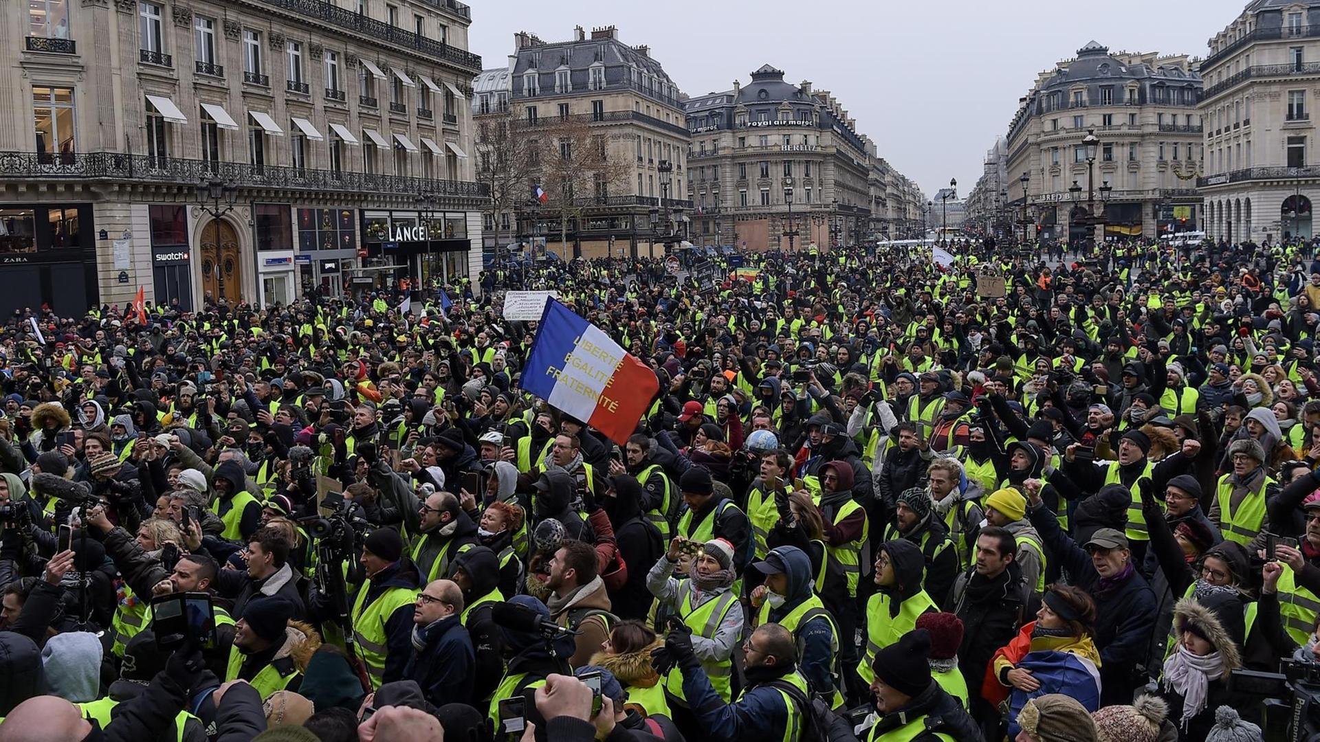 In Paris protestieren Anhänger der sogenannten "Gelbwesten". In Paris protestieren Anhänger der sogenannten "Gelbwesten".