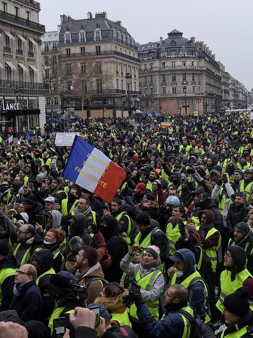 In Paris protestieren Anhänger der sogenannten "Gelbwesten".