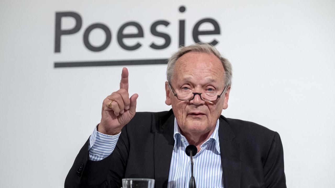 Kritiker Joachim Sartorius auf der Bühne im Haus der Poesie, in Berlin. Im Hintergrund ist der Schriftzug "Poesie" zu sehen. Kritiker Joachim Sartorius auf der Bühne im Haus der Poesie, in Berlin. Im Hintergrund ist der Schriftzug "Poesie" zu sehen.