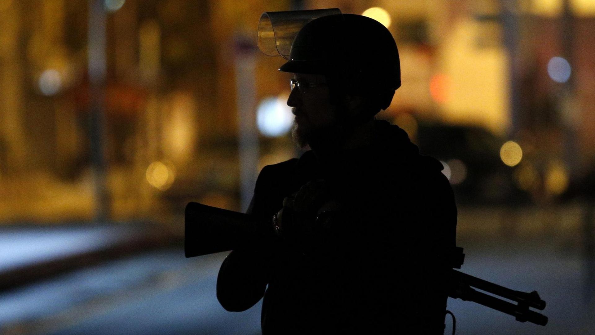 Polizist beim Anti-Terroreinsatz in Saint Denis bei Paris/Frankreich. Polizist beim Anti-Terroreinsatz in Saint Denis bei Paris/Frankreich.