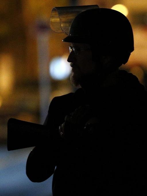 Polizist beim Anti-Terroreinsatz in Saint Denis bei Paris/Frankreich.
