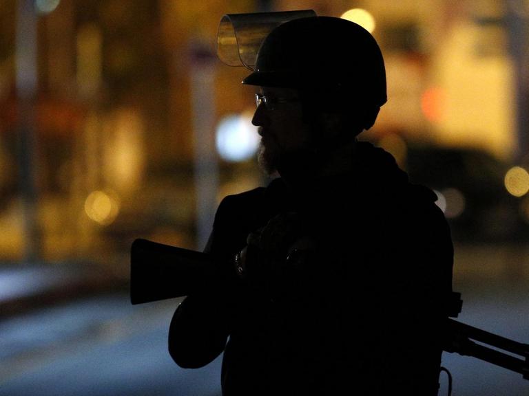 Polizist beim Anti-Terroreinsatz in Saint Denis bei Paris/Frankreich.