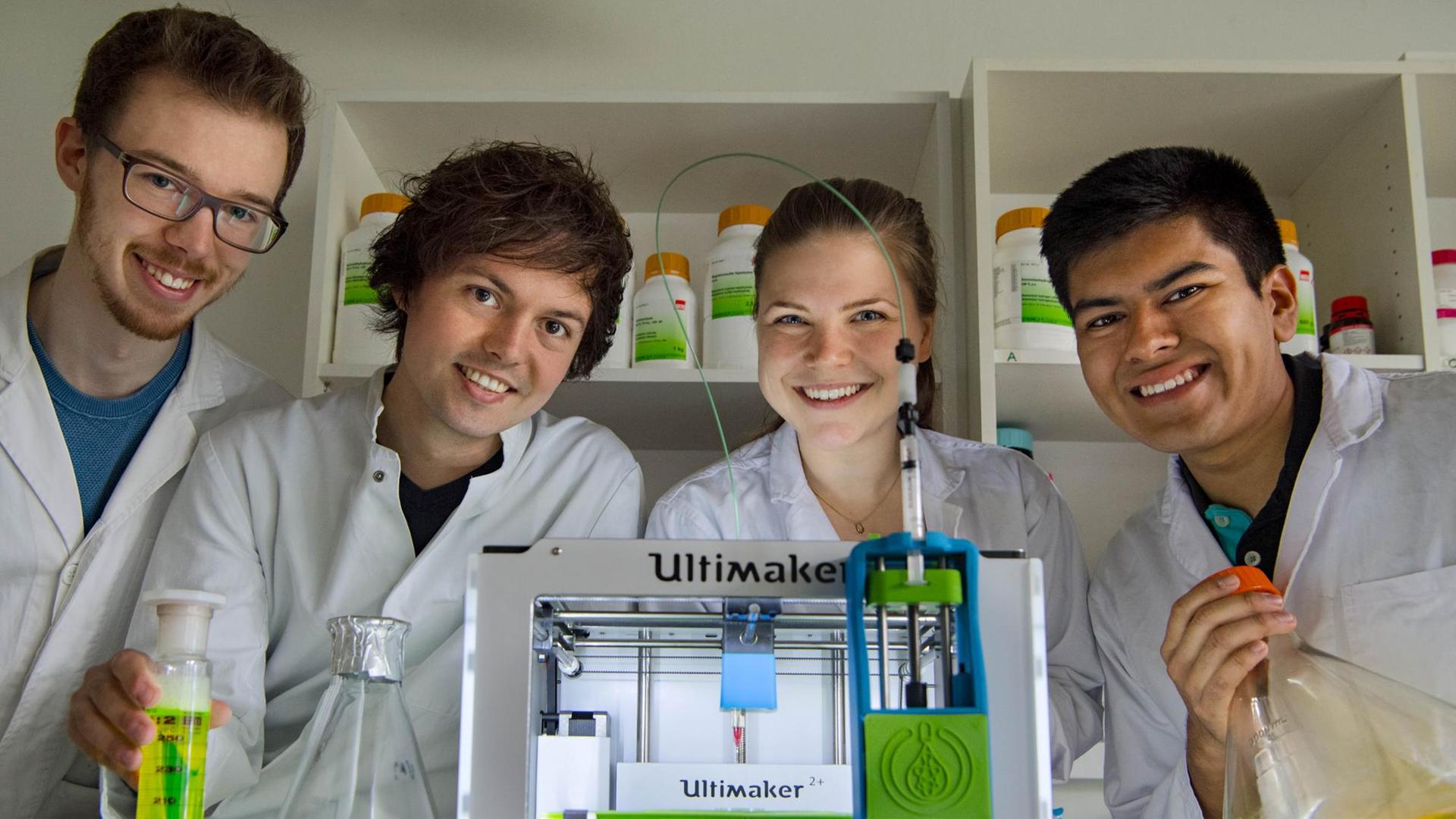 iGEM-Team von LMU und TU München 2016 (v.l.n.r.): Julian Hofmann, Christoph Gruber, Luisa Krumwiede und Javier Luna Mazari mit dem biotINK-Gewebedrucker iGEM-Team von LMU und TU München 2016 (v.l.n.r.): Julian Hofmann, Christoph Gruber, Luisa Krumwiede und Javier Luna Mazari mit dem biotINK-Gewebedrucker
