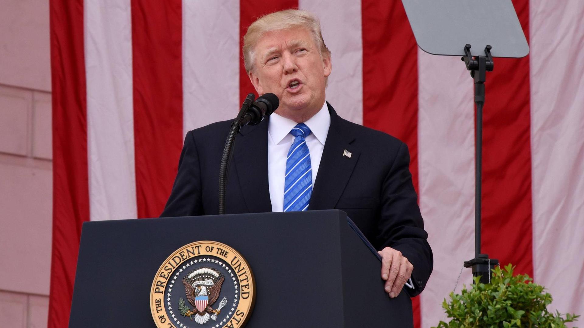 US-Präsident Donald Trump spricht am Grabmal des unbekannten Soldaten in Arlington. US-Präsident Donald Trump spricht am Grabmal des unbekannten Soldaten in Arlington.