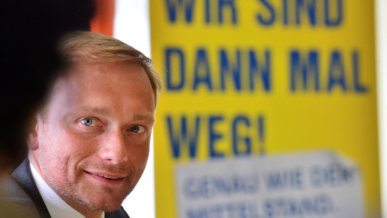 Der FDP-Bundesvorsitzende, Christian Lindner, sitzt am 06.08.2014 in Erfurt (Thüringen) bei einer Wahlkampfveranstaltung vor einem Wahlplakat der Thüringer FDP auf dem steht: "Wir sind dann mal weg. Genauso wie der Mittelstand" Der FDP-Bundesvorsitzende, Christian Lindner, sitzt am 06.08.2014 in Erfurt (Thüringen) bei einer Wahlkampfveranstaltung vor einem Wahlplakat der Thüringer FDP auf dem steht: "Wir sind dann mal weg. Genauso wie der Mittelstand"