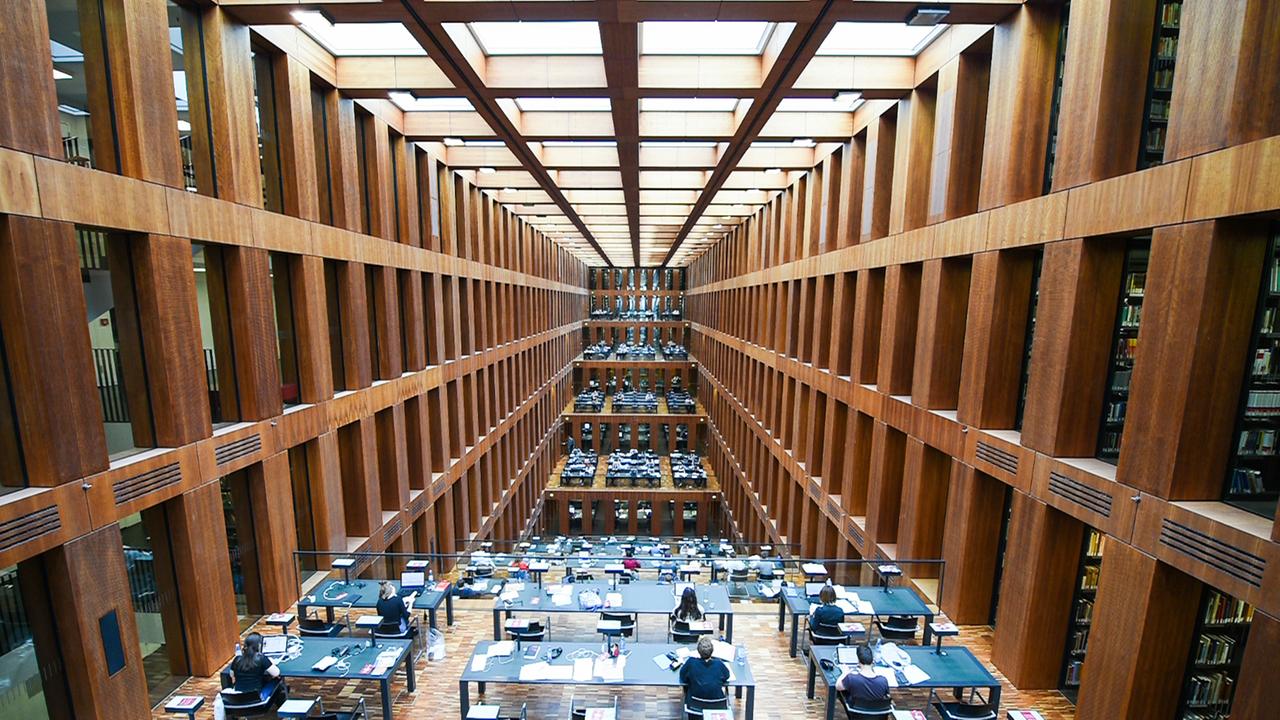 Studenten sitzen an Arbeitsplätzen im Jacob-und-Wilhelm-Grimm-Zentrum Studenten sitzen an Arbeitsplätzen im Jacob-und-Wilhelm-Grimm-Zentrum