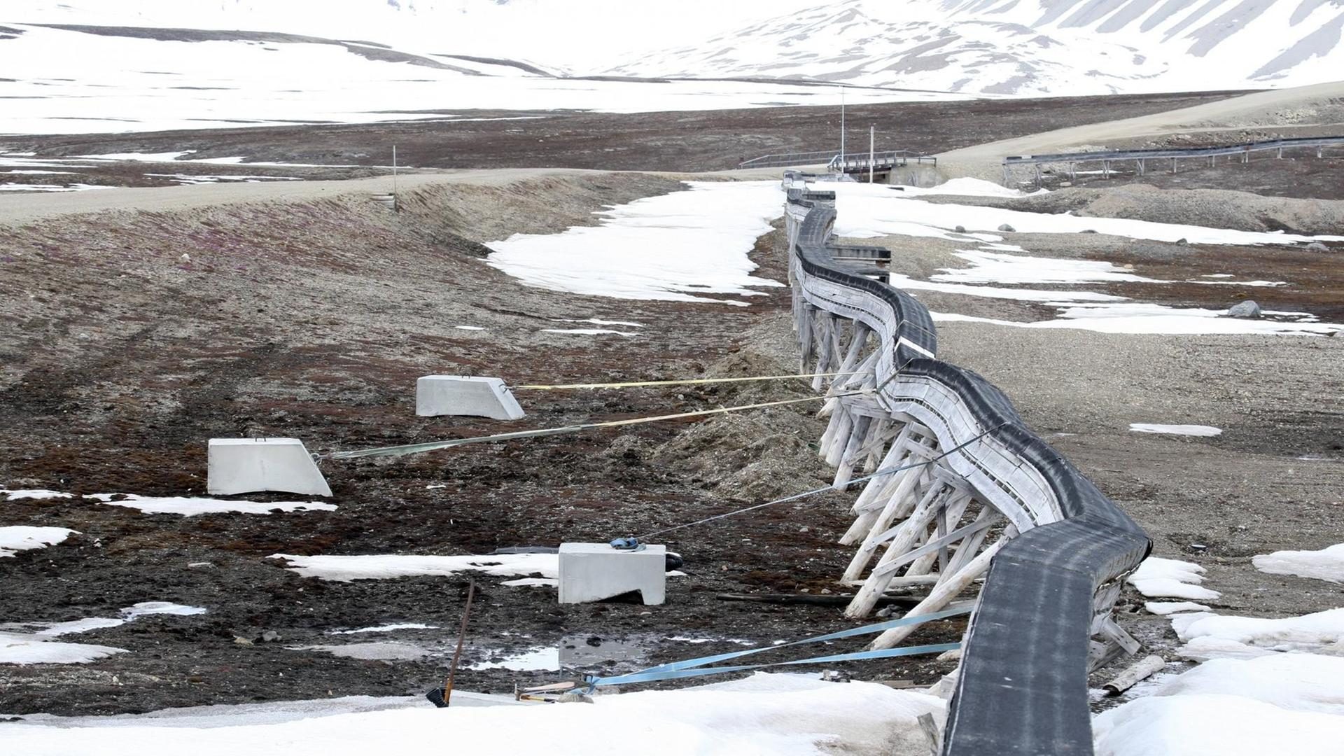 Tauender Permafrost im norwegischen Spitzbergen Tauender Permafrost im norwegischen Spitzbergen
