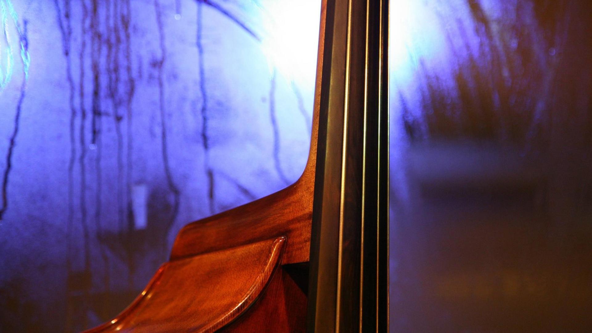 Ein Kontrabass in Nahaufnahme Ein Kontrabass in Nahaufnahme