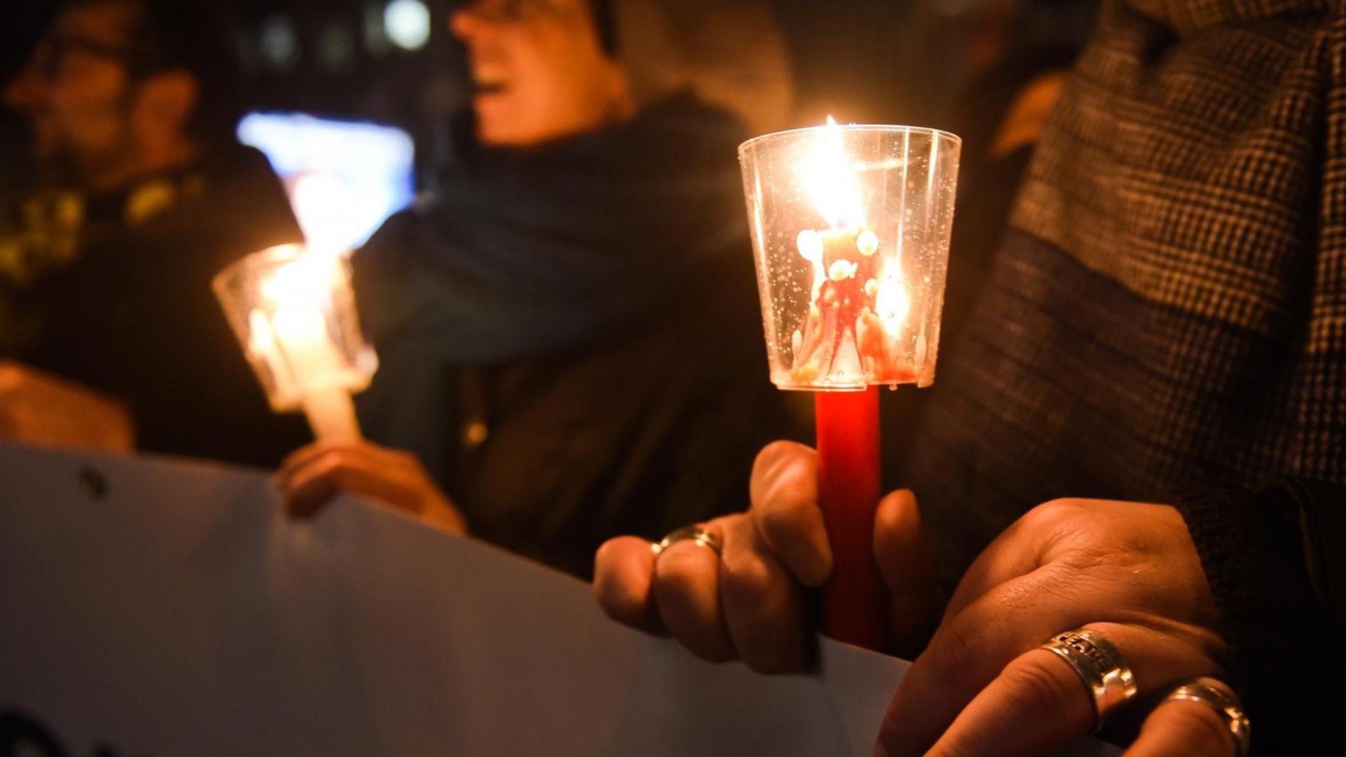 Gegner des islamkritischen Legida-Bündnisses demonstrieren in Leipzig und bilden dabei eine Lichterkette mit Kerzen. Gegner des islamkritischen Legida-Bündnisses demonstrieren in Leipzig und bilden dabei eine Lichterkette mit Kerzen.