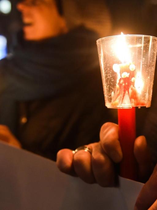 Gegner des islamkritischen Legida-Bündnisses demonstrieren in Leipzig und bilden dabei eine Lichterkette mit Kerzen.