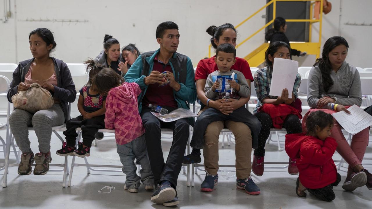 Migranten aus Honduras und anderen mittelamerikanischen Ländern warten in einem der Zentren der Hilfsorganisation Annunciation House in El Paso/Texas.