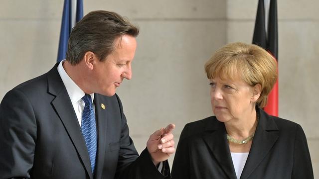 David Cameron redet am Rande des Gedenkens an den Ersten Weltkrieg in Ypern in Belgien mit Angela Merkel.