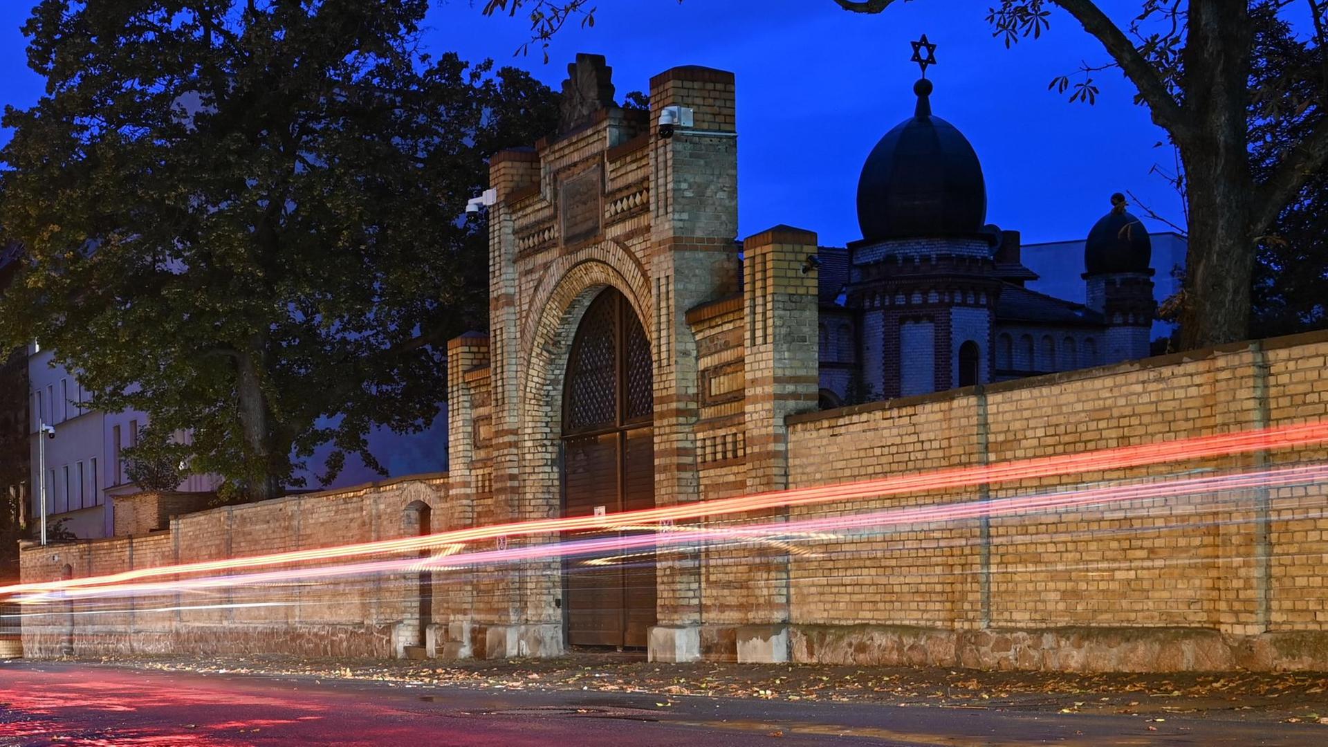 Die Synagoge in Halle/Saale bei Dunkelheit. Davor sind zwei Lichtstreifen zu erkennen. Die Synagoge in Halle/Saale bei Dunkelheit. Davor sind zwei Lichtstreifen zu erkennen.