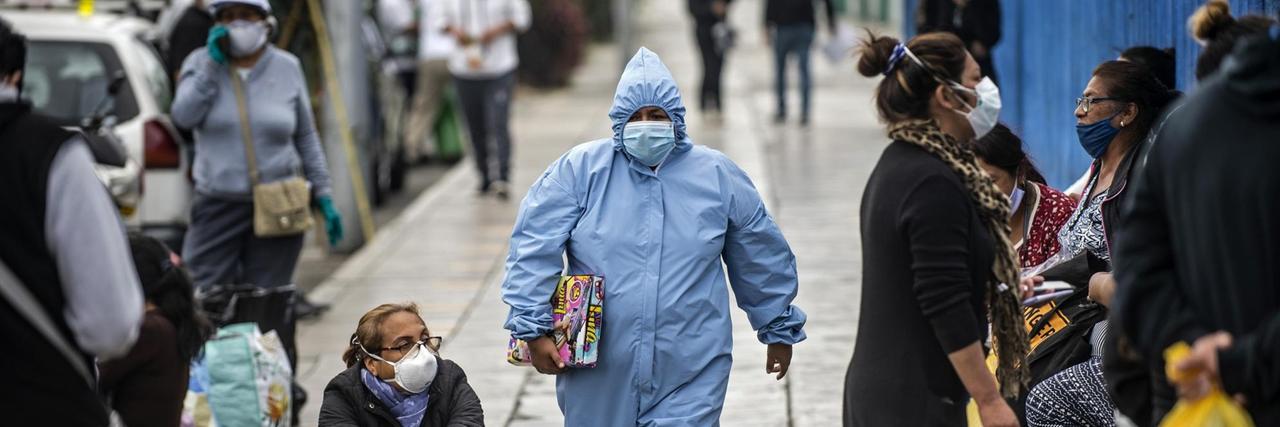 Menschen in Lima, Peru, warten vor einem Krankenhaus darauf, behandelt zu werden. Menschen in Lima, Peru, warten vor einem Krankenhaus darauf, behandelt zu werden.