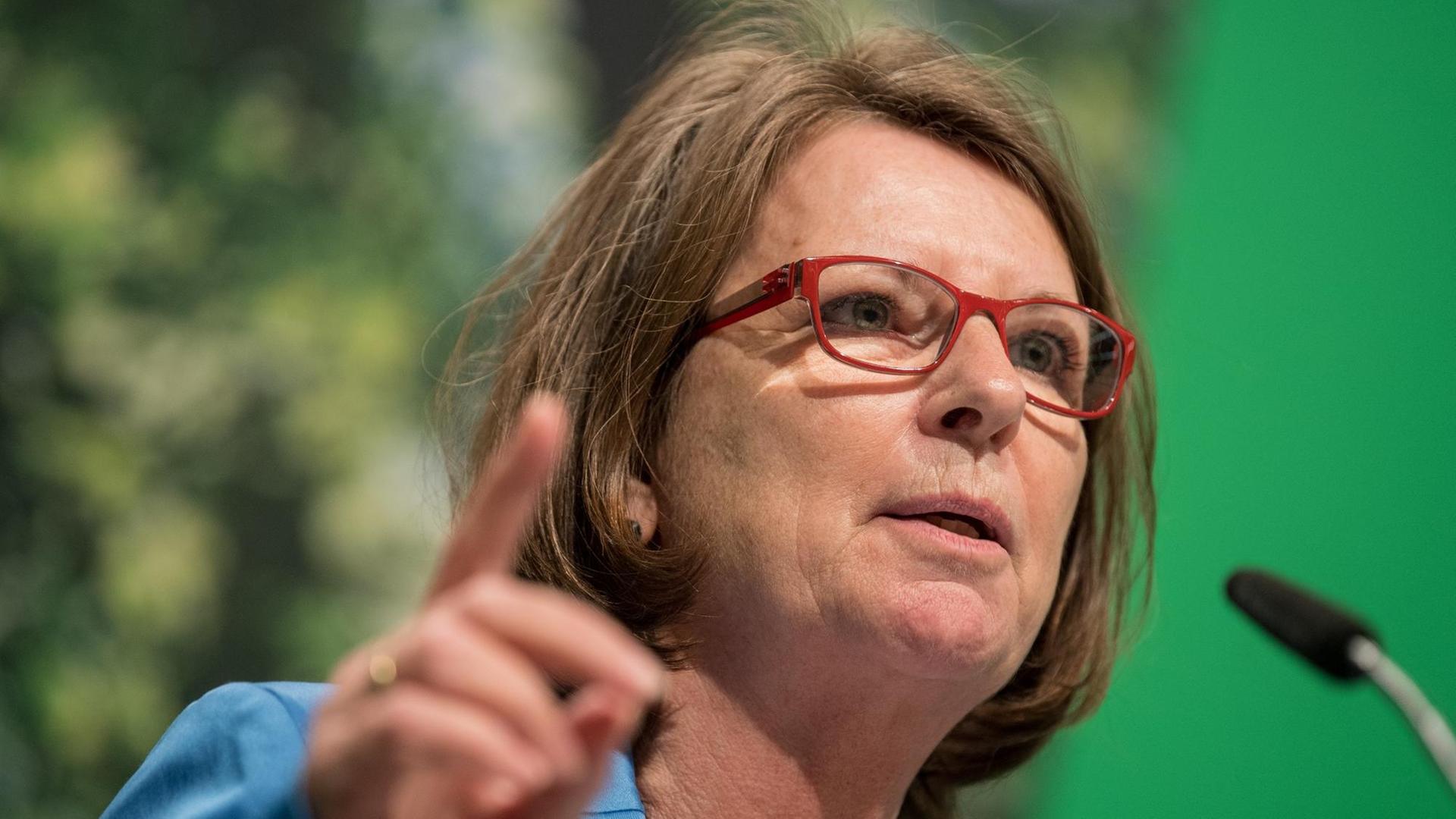 21.04.2018, Hessen, Fulda: Priska Hinz, Umweltministerin in Hessen (Bündnis 90/Die Grünen), redet auf dem Landesparteitag vom Bündnis 90/Die Grünen in Hessen. Foto: Fabian Sommer/dpa | Verwendung weltweit 21.04.2018, Hessen, Fulda: Priska Hinz, Umweltministerin in Hessen (Bündnis 90/Die Grünen), redet auf dem Landesparteitag vom Bündnis 90/Die Grünen in Hessen. Foto: Fabian Sommer/dpa | Verwendung weltweit