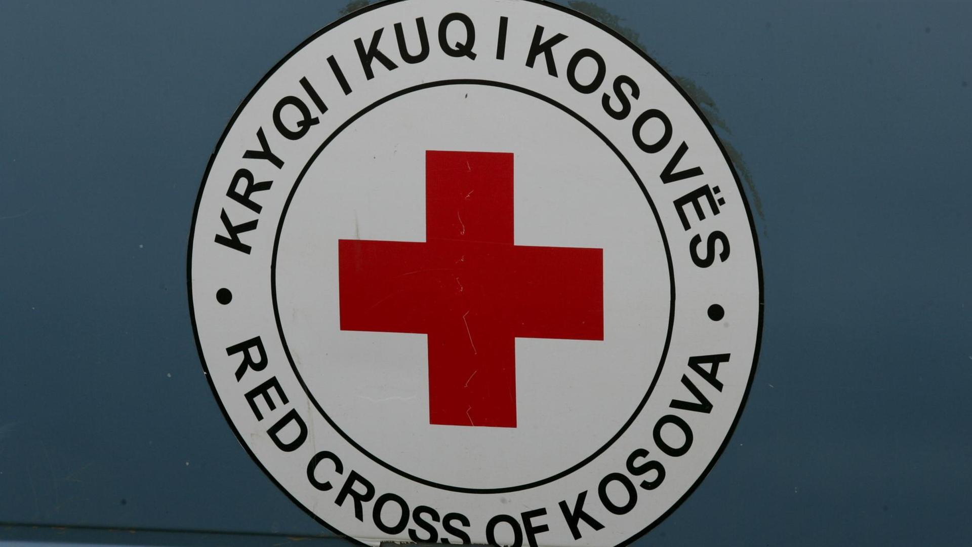 Zeichen des Roten Kreuzes aus Kosovo an einem Fahrzeug Zeichen des Roten Kreuzes aus Kosovo an einem Fahrzeug
