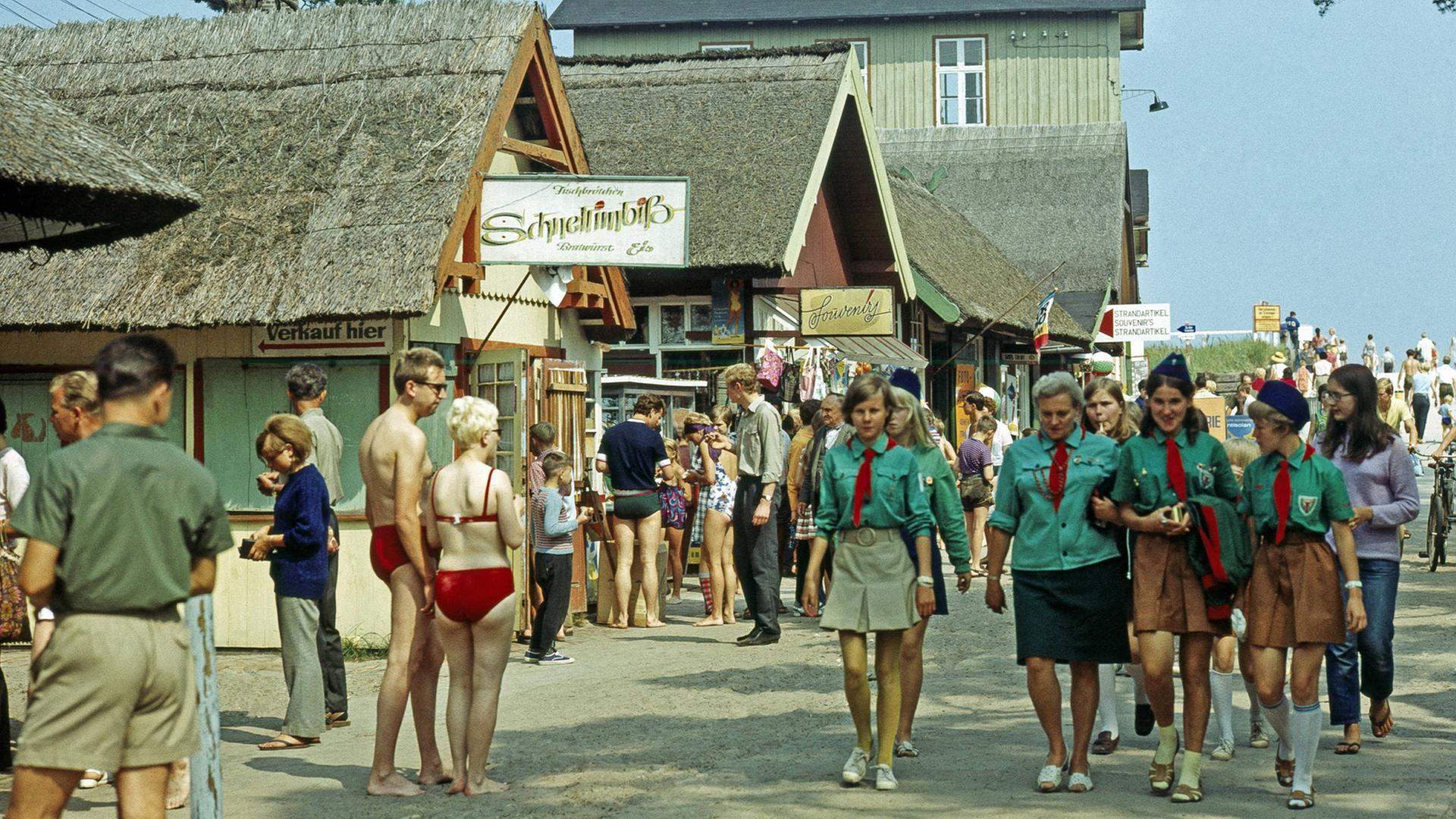 Sommer in der DDR im Jahr 1969: FDGB-Urlauber und ausländische Gäste an Verkaufseinrichtungen im Ostseebad Prerow auf dem Darß