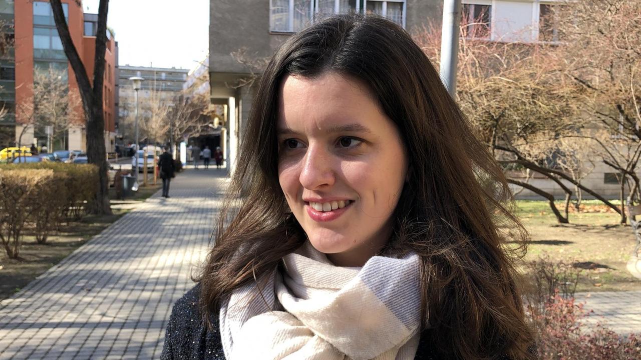 Junge Frau im Halbprofil auf der Straße Junge Frau im Halbprofil auf der Straße