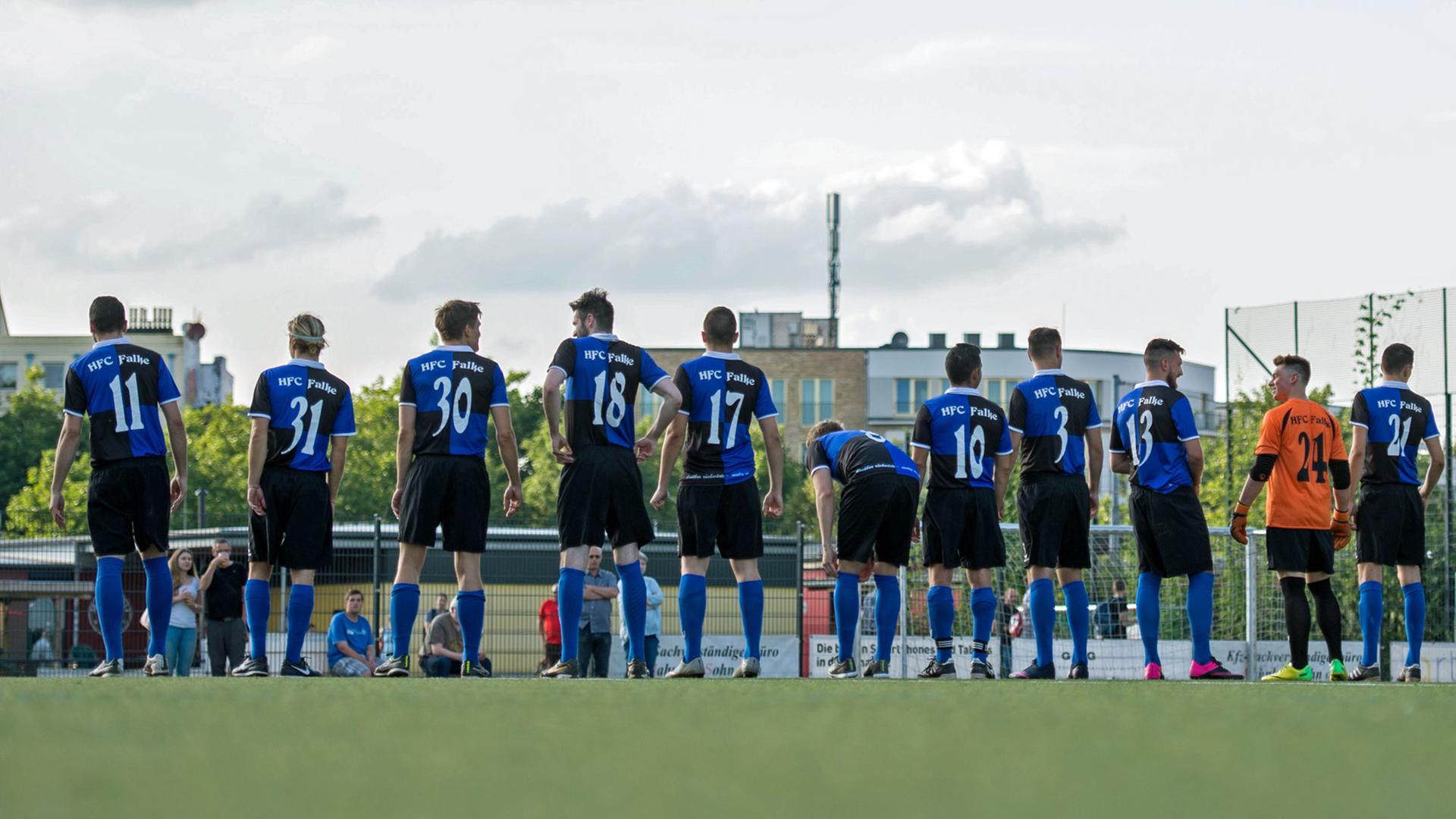 Die Spieler des HFC Falke stehen am 26.07.2016 in Hamburg zu Beginn eines Testspiels gegen den SC Hansa 11 auf dem Platz.
