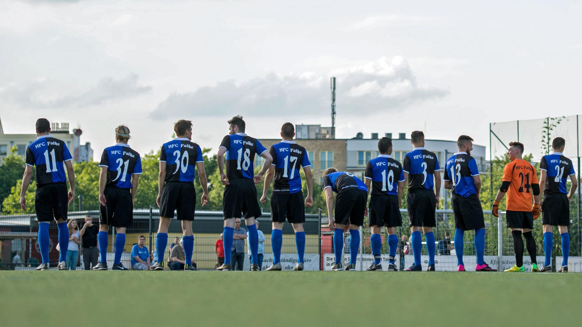 Die Spieler des HFC Falke stehen am 26.07.2016 in Hamburg zu Beginn eines Testspiels gegen den SC Hansa 11 auf dem Platz. Die Spieler des HFC Falke stehen am 26.07.2016 in Hamburg zu Beginn eines Testspiels gegen den SC Hansa 11 auf dem Platz.