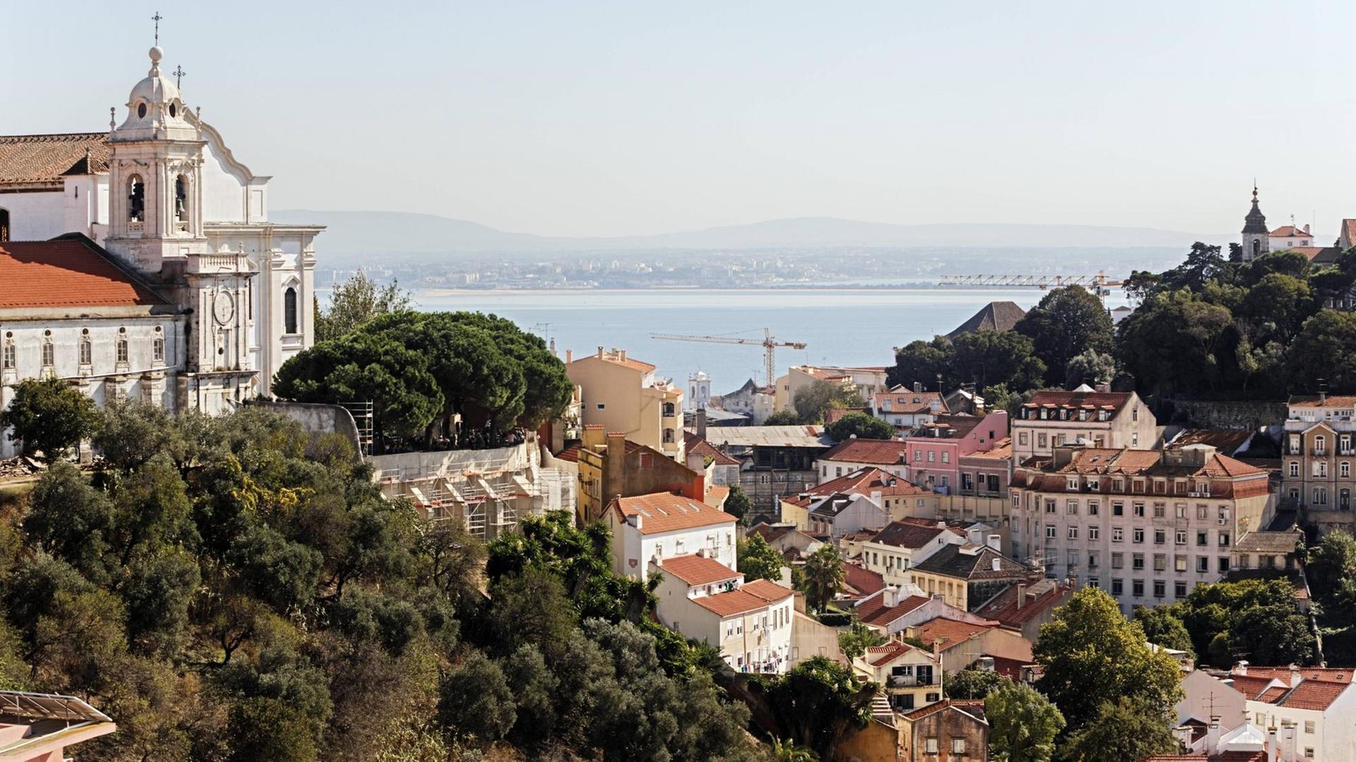 Blick über das Lissaboner Viertel Mouraria auf den Tejo Blick über das Lissaboner Viertel Mouraria auf den Tejo