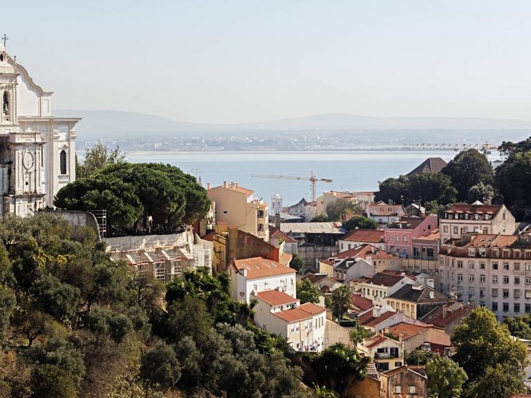 Blick über das Lissaboner Viertel Mouraria auf den Tejo
