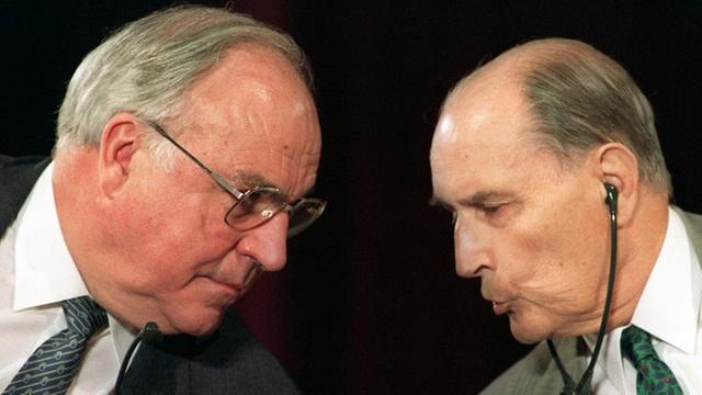 Der damalige Bundeskanzler Helmut Kohl im Gespräch mit Frankreichs damaligem Präsidenten François Mitterrand