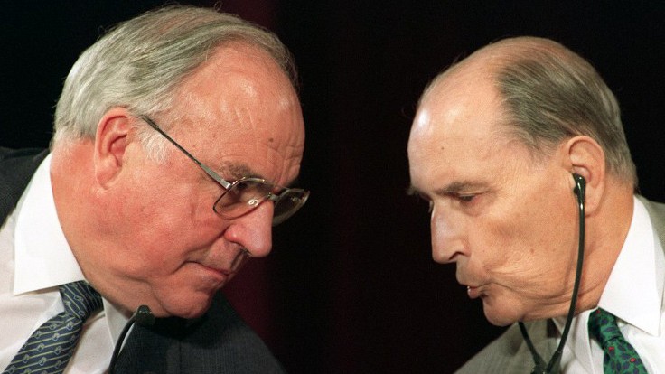 Der damalige Bundeskanzler Helmut Kohl im Gespräch mit Frankreichs damaligem Präsidenten François Mitterrand