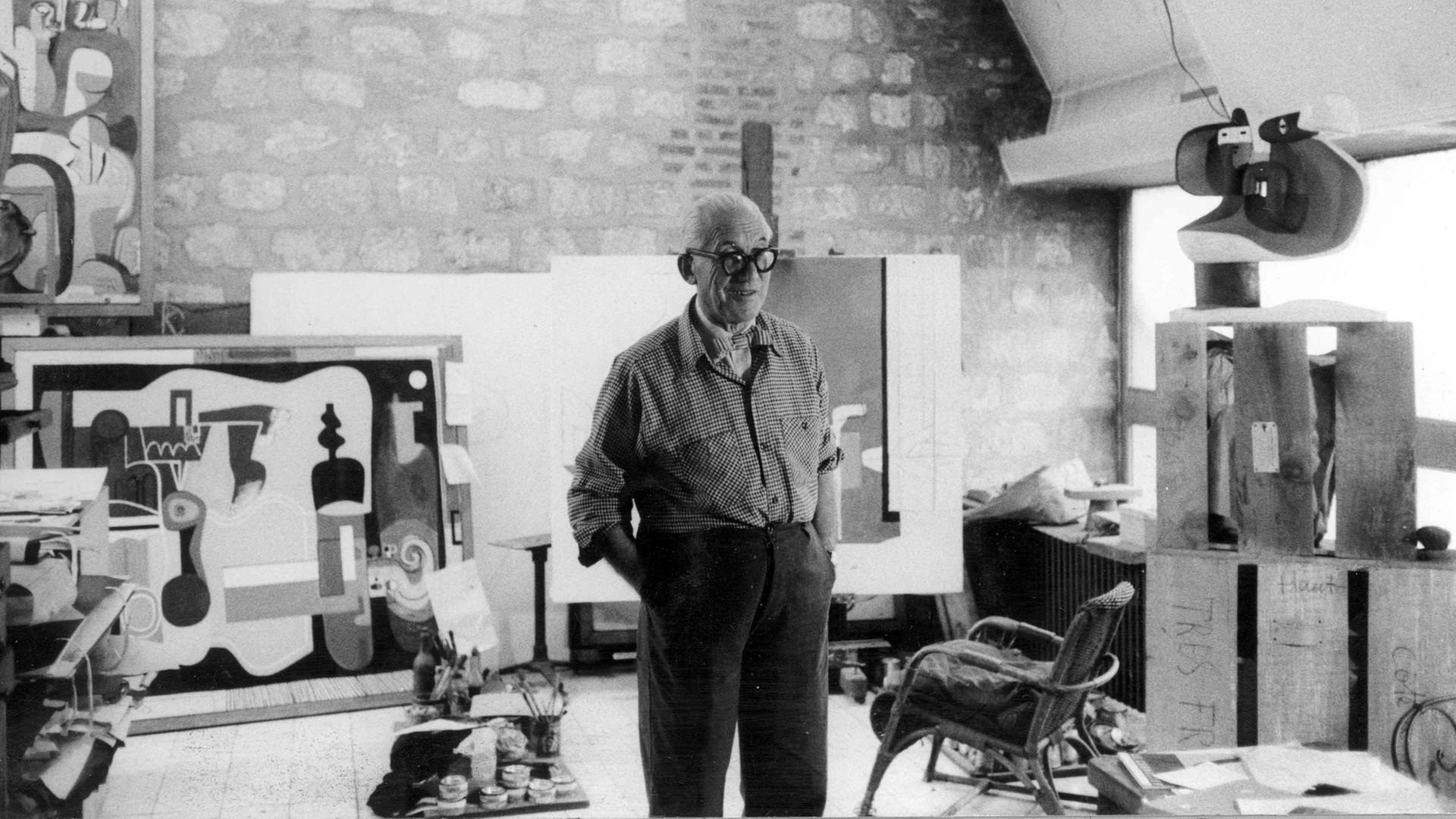Le Corbusier in seinem Pariser Studio-Apartment Le Corbusier in seinem Pariser Studio-Apartment