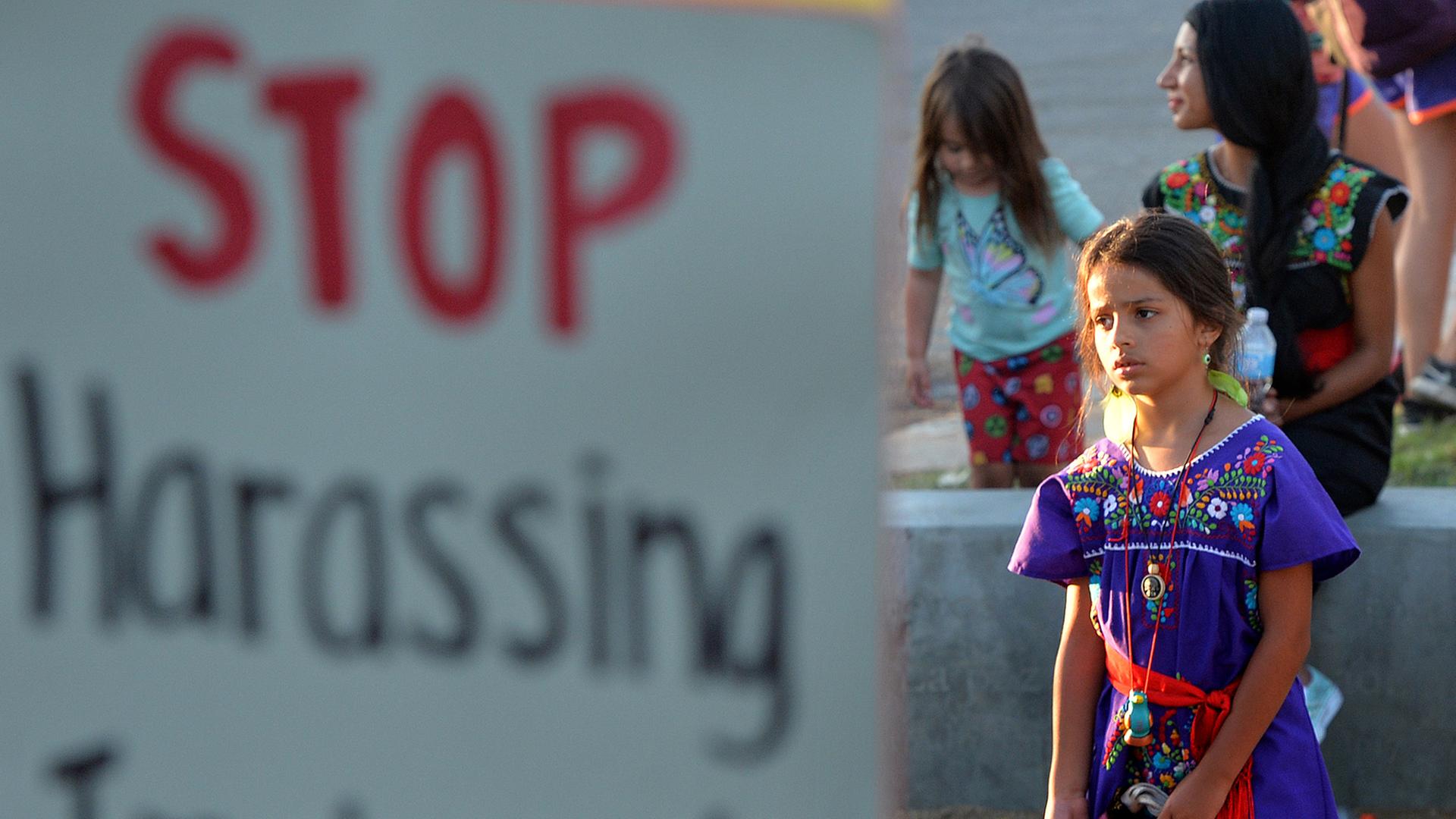 Kinder protestieren am 13. August 2014 in Los Angeles gegen die Einwanderungspolitik der USA. Nach Angaben der Behörden kamen allein in diesem Jahr bislang rund 57.000 Kinder ohne Begleitung erwachsener Verwandter aus Mittelamerika in die USA, wo sie hoffen Armut und Gewalt entfliehen zu können. Kinder protestieren am 13. August 2014 in Los Angeles gegen die Einwanderungspolitik der USA. Nach Angaben der Behörden kamen allein in diesem Jahr bislang rund 57.000 Kinder ohne Begleitung erwachsener Verwandter aus Mittelamerika in die USA, wo sie hoffen Armut und Gewalt entfliehen zu können.
