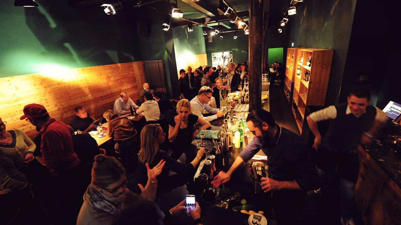 Zahlreiche Gäste sitzen in der Bar "Walon&Rosetti", aufgenommen am 6. März 2014 in Frankfurt am Main. Im Frankfurter Bahnhofsviertel etablierte sich immer mehr Trendgastronomie. Zahlreiche Gäste sitzen in der Bar "Walon&Rosetti", aufgenommen am 6. März 2014 in Frankfurt am Main. Im Frankfurter Bahnhofsviertel etablierte sich immer mehr Trendgastronomie.