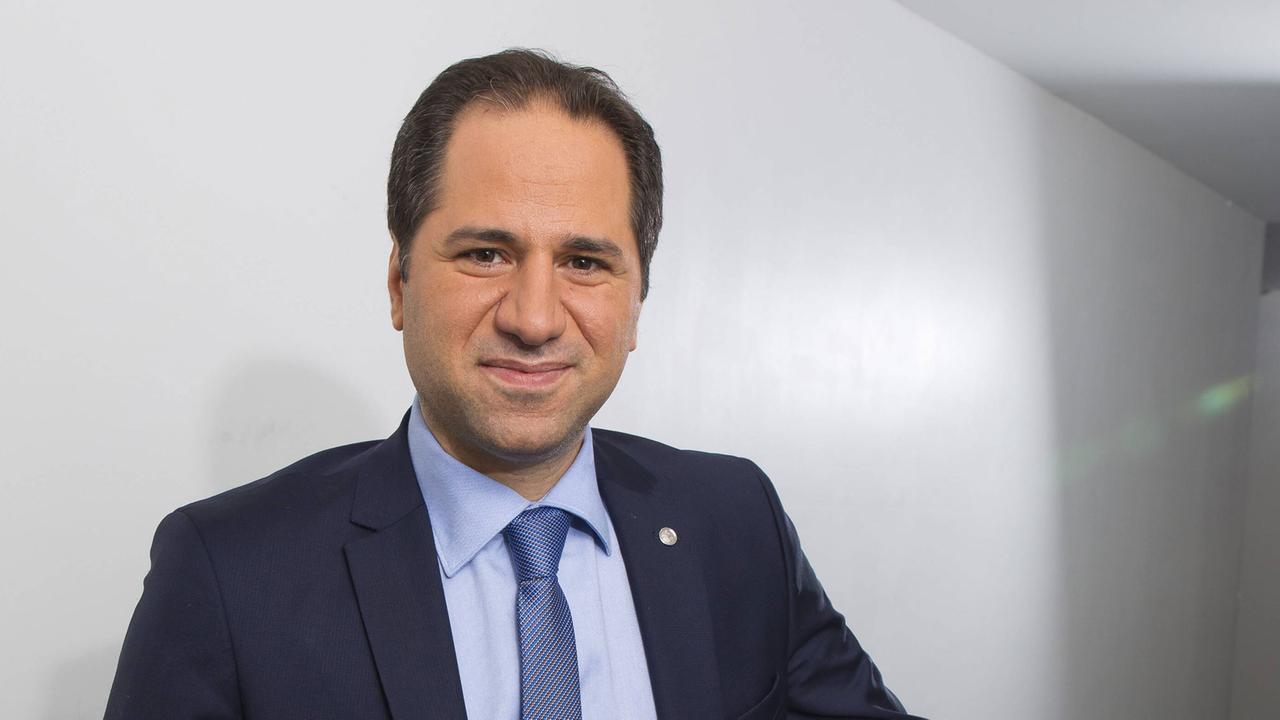 Abgeordneter im libanesischen Parlament: Samy Gemayel ist mit seiner Partei "Kataeb" in der Opposition und übt scharfe Kritik an der Sechs-Parteien-Koalition der nationalen Einheit. Abgeordneter im libanesischen Parlament: Samy Gemayel ist mit seiner Partei "Kataeb" in der Opposition und übt scharfe Kritik an der Sechs-Parteien-Koalition der nationalen Einheit.