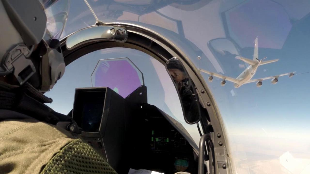 Ein von der französischen Luftwaffe zur Verfügung gestelltes Bild zeigt ein Rafale-Kampfflugzeug während des Einsatzes im Irak beim Betanken in der Luft. Ein von der französischen Luftwaffe zur Verfügung gestelltes Bild zeigt ein Rafale-Kampfflugzeug während des Einsatzes im Irak beim Betanken in der Luft.