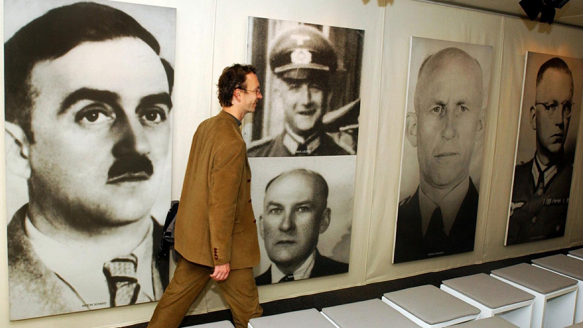 Ausstellung Verbrechen der Wehrmacht, 2002 in München: Sie zeigt auch Männer, die dagegen gearbeitet haben, wie ganz links im Bild Wehrmachts-Feldwebel Anton Schmid, der am 25. Februar 1942 wegen seiner Rettung von mehreren hundert jüdischen Bürgern der litauischen Stadt Wilna hingerichtet wurde. Ausstellung Verbrechen der Wehrmacht, 2002 in München: Sie zeigt auch Männer, die dagegen gearbeitet haben, wie ganz links im Bild Wehrmachts-Feldwebel Anton Schmid, der am 25. Februar 1942 wegen seiner Rettung von mehreren hundert jüdischen Bürgern der litauischen Stadt Wilna hingerichtet wurde.