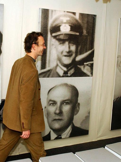 Ausstellung Verbrechen der Wehrmacht, 2002 in München: Sie zeigt auch Männer, die dagegen gearbeitet haben, wie ganz links im Bild Wehrmachts-Feldwebel Anton Schmid, der am 25. Februar 1942 wegen seiner Rettung von mehreren hundert jüdischen Bürgern der litauischen Stadt Wilna hingerichtet wurde.