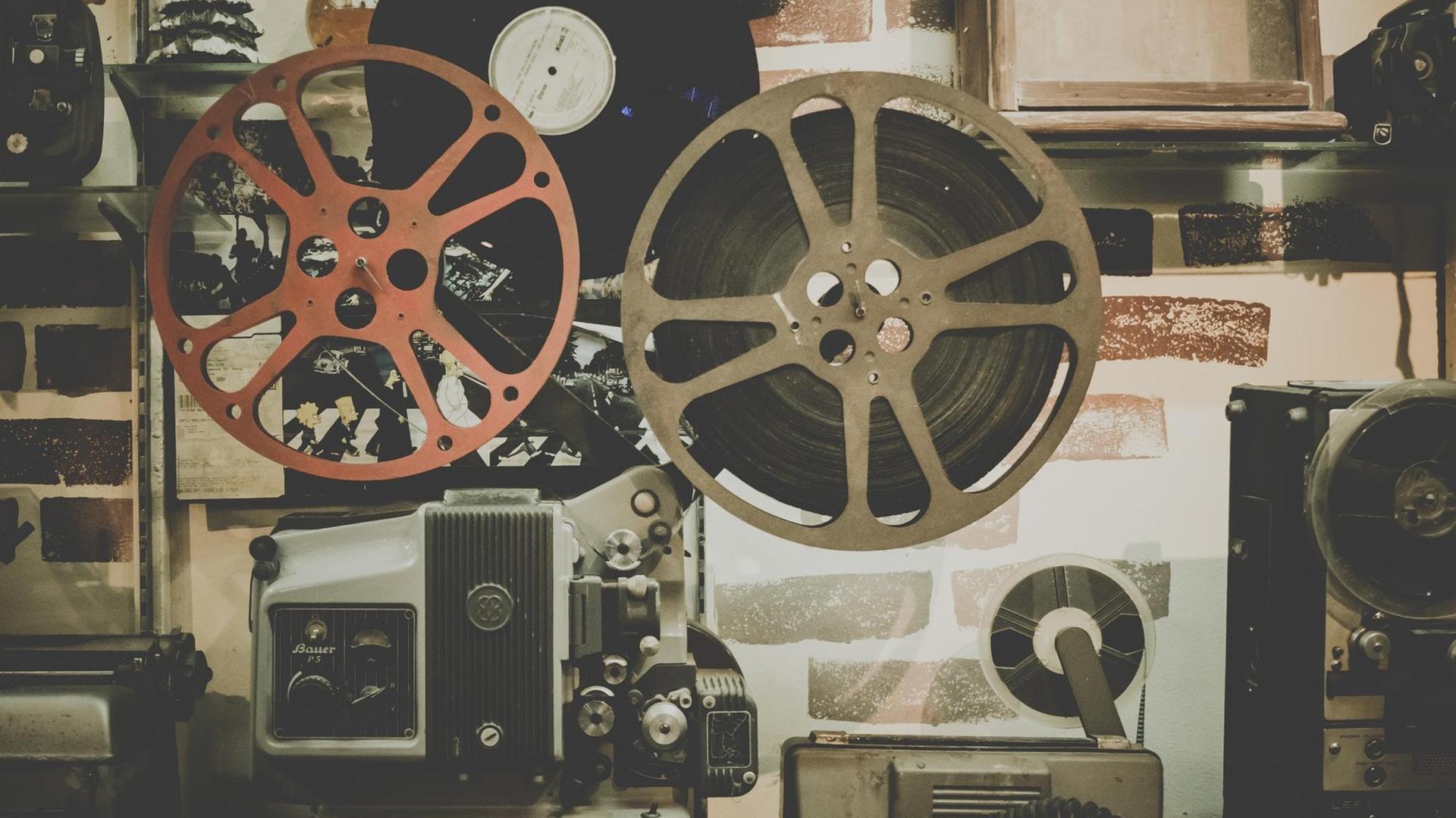 Das Foto zeigt das Innenleben eines alten Kinoprojektors mit eingelegter Filmrolle.