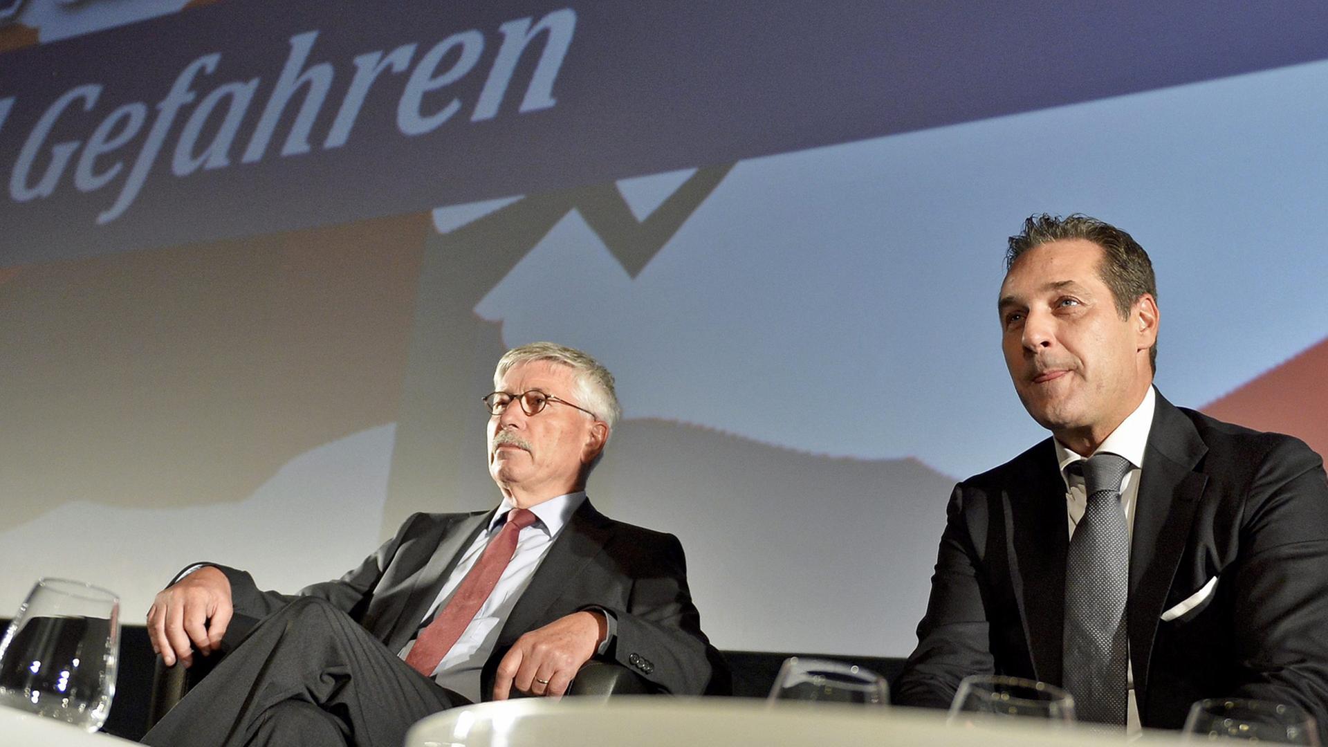 Der deutsche SPD-Politiker Thilo Sarrazin und der Chef der rechtspopulistischen, österreichischen Partei, FPÖ, Heinz-Christian Strache bei einer Diskussion im Oktober 2015 in Wien