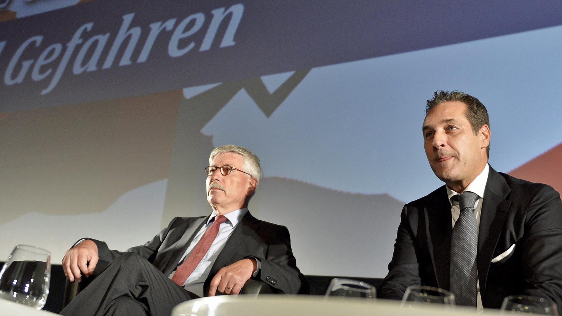 Der deutsche SPD-Politiker Thilo Sarrazin und der Chef der rechtspopulistischen, österreichischen Partei, FPÖ, Heinz-Christian Strache bei einer Diskussion im Oktober 2015 in Wien Der deutsche SPD-Politiker Thilo Sarrazin und der Chef der rechtspopulistischen, österreichischen Partei, FPÖ, Heinz-Christian Strache bei einer Diskussion im Oktober 2015 in Wien