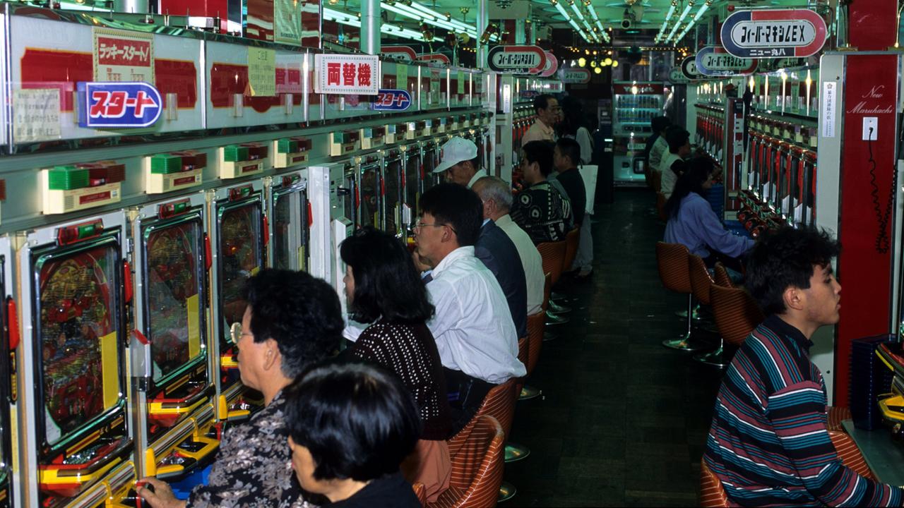 In einer Pachinko-Halle in Kyoto, Japan. In einer Pachinko-Halle in Kyoto, Japan.