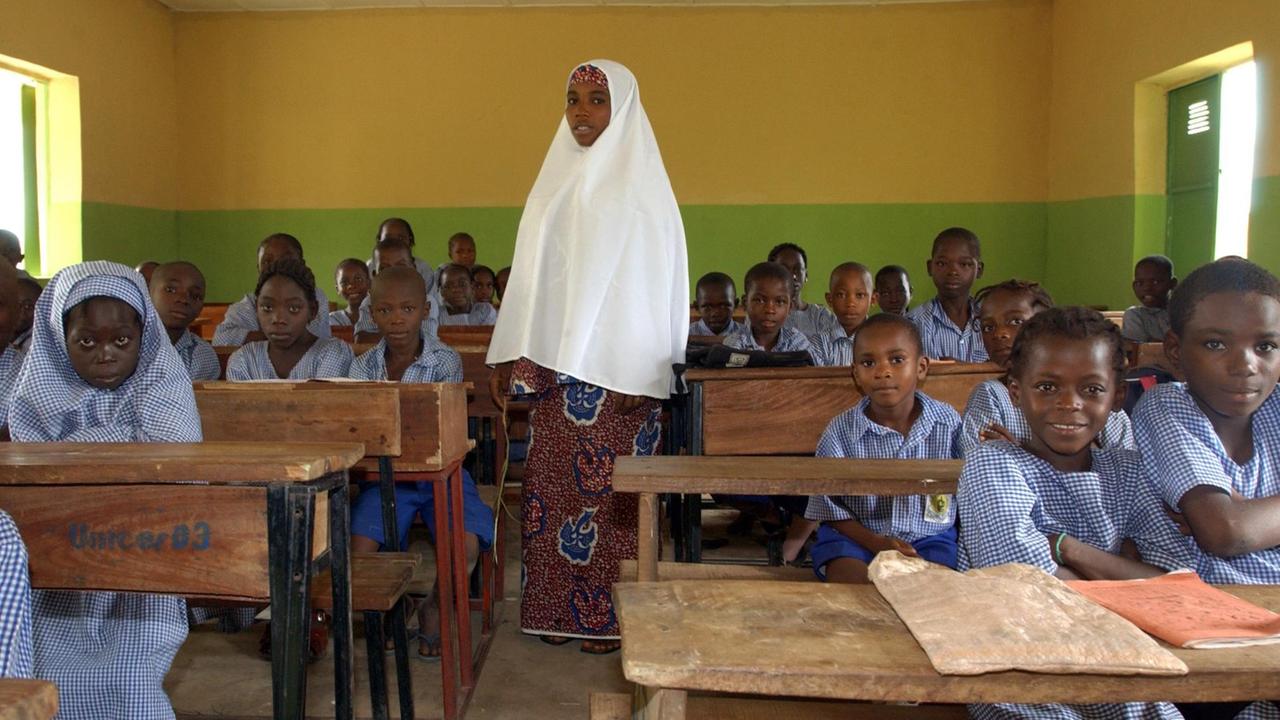 Eine junge muslimische Lehrerin steht am Dienstag (20.09.2005) in einer Schule in den Bergen nördlich von Abuja, der Hauptstadt des westafrikanischen Staates Nigeria, im Klassenzimmer zwischen ihren Schülern. Eine junge muslimische Lehrerin steht am Dienstag (20.09.2005) in einer Schule in den Bergen nördlich von Abuja, der Hauptstadt des westafrikanischen Staates Nigeria, im Klassenzimmer zwischen ihren Schülern.