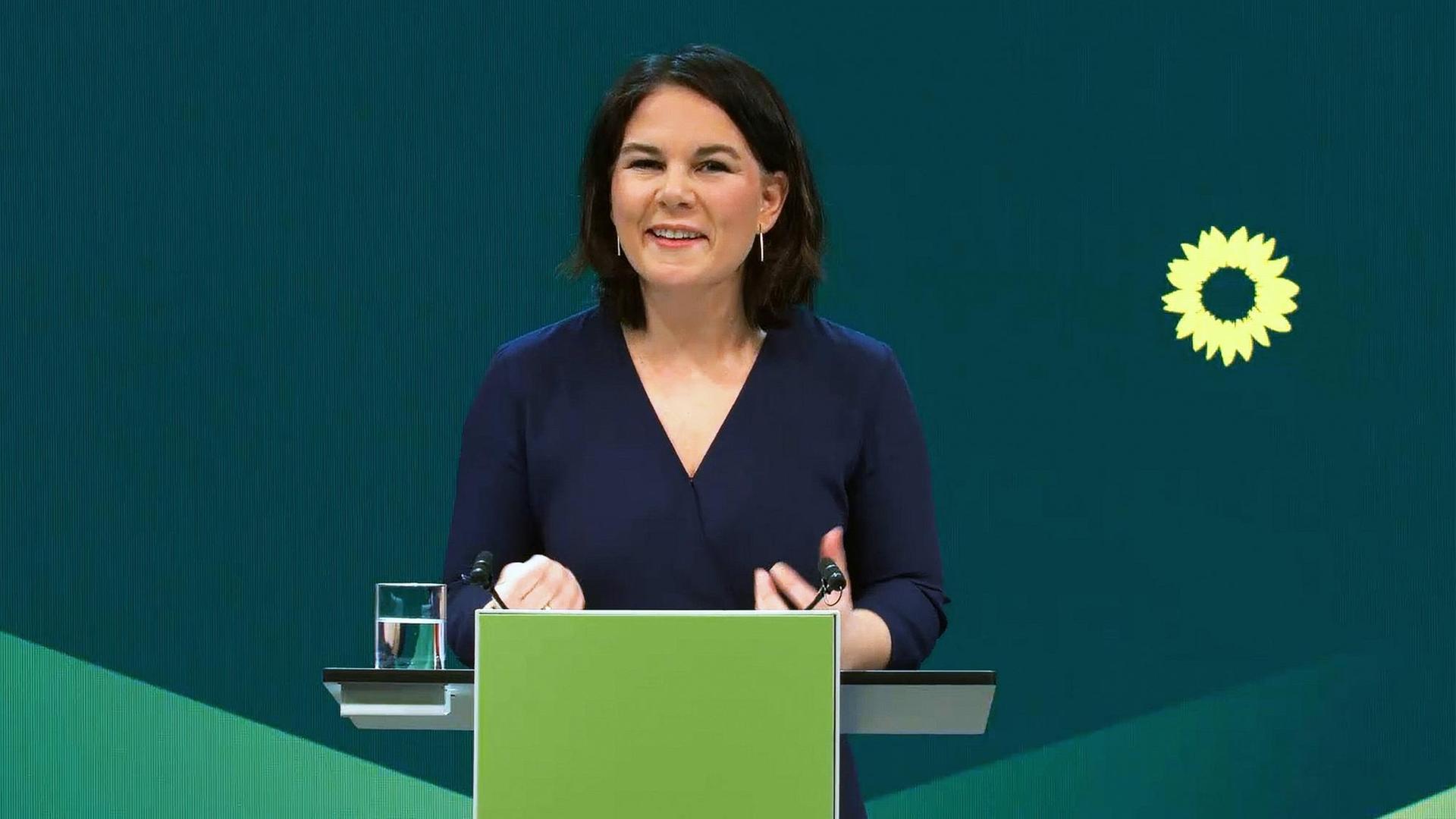 Kanzlerkandidatin Annalena Baerbock (Grüne) hält hinter einem Pult stehend eine Rede.