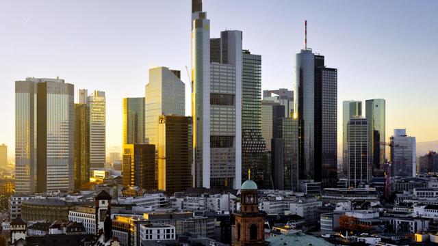 Sonnenuntergang im Bankenviertel von Frankfurt, in der Mitte die Commerzbank, vorne die Paulskirche.